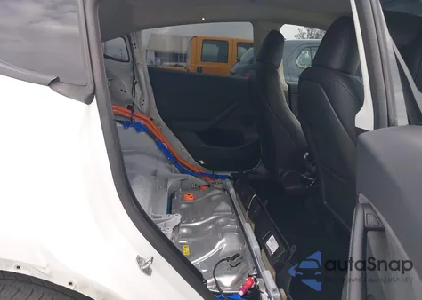 2025 Tesla Model Y Long Range Dual Motor Rear-Wheel Drive z USA, uszkodzony, nr VIN 7SAYGDED7SF229073